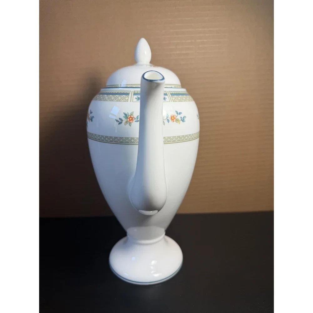 Wedgwood Hampshire R4668 Bone China Coffee Pot with Lid Made in England Floral
